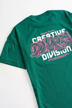 REMERA OVERSIZED "CREATIVE DIVISION" en internet