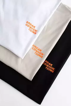 REMERA OVERSIZED "BREAK CONVENTIONS" - Britan