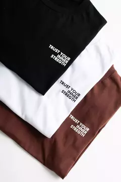 REMERA REGULAR "TRUST" en internet