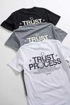 REMERA "RESILIENT" en internet