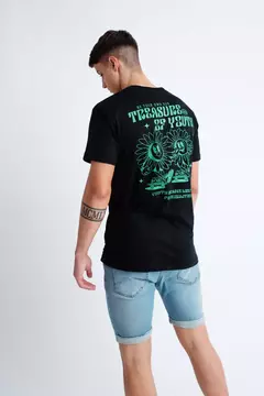 REMERA REGULAR "TREASURE OF YOUTH" - Britan