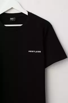 REMERA REGULAR "RESTLESS" en internet