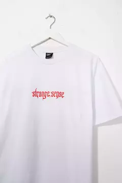 REMERA OVERSIZED "STRANGE SENSE" - comprar online