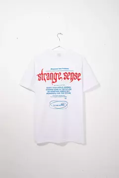 REMERA OVERSIZED "STRANGE SENSE"