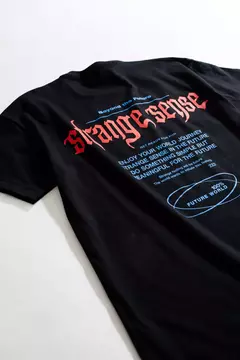 REMERA OVERSIZED "STRANGE SENSE" en internet