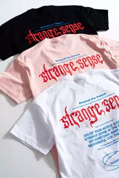 REMERA OVERSIZED "STRANGE SENSE" - Britan