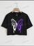 Camiseta crop con estampado de mariposa viene un poco ampliada (color negro)