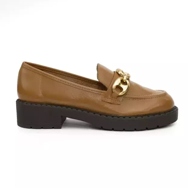 Loafer em Couro Caramelo com Enfeite de Corrente Dourada