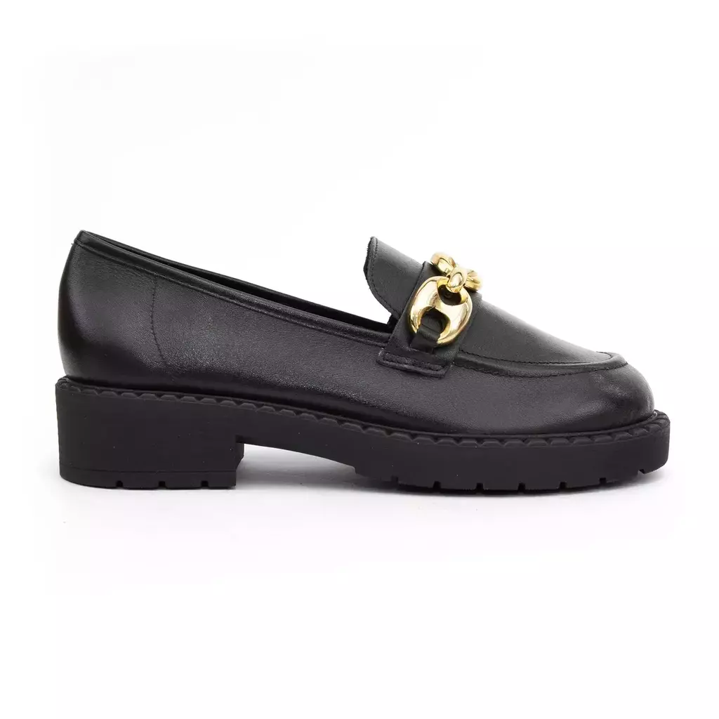 Loafer em Couro Preto com Enfeite de Corrente Dourada
