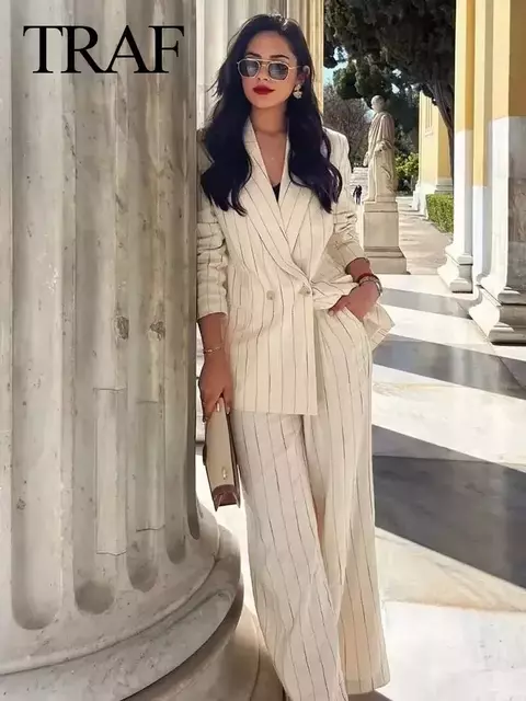 Blazer Alongado com Fechamento único Botão e Calça Cintura Alta com Bolsos