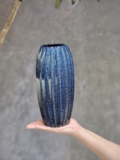 VASO ESMALTADO AZUL FRISO P/M/G - Bianca Pomini Floral Design