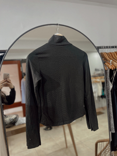 polera negra