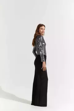 REMERA V - NEGRA en internet