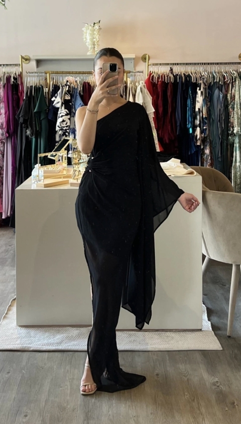 Vestido negro con manga