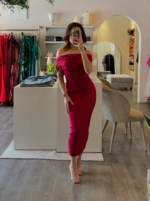 Vestido midi strapless color vino