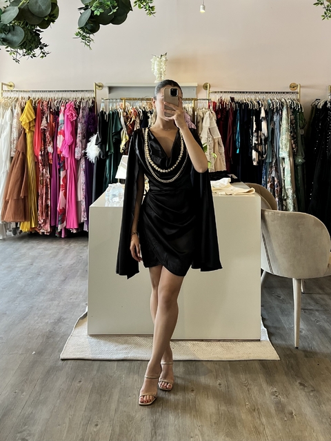 Vestido de satin con collar