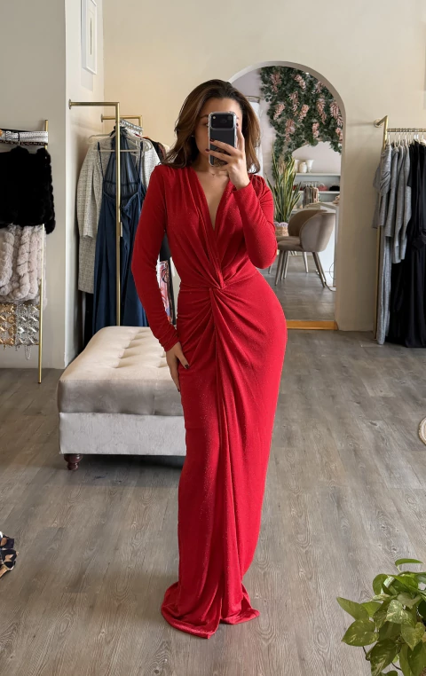 Vestido con mangas de brillos