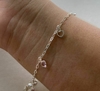 PULSEIRA DE PRATA CORAÇÃO VAZADO E ZIRCÔNIA ROSA BEBÊ.