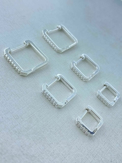 BRINCO DE PRATA ARGOLA QUADRADA CRAVEJADA ZIRCÔNIAS