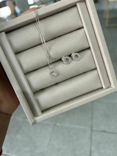 CONJUNTO DE PRATA REDONDO CRAVEJADO