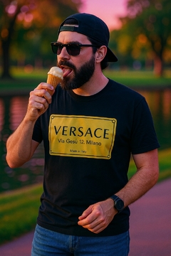 Camiseta Preta com Estampa Versace - Tamanho G