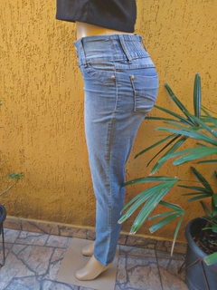 Calça Jeans Skinny Azul Claro de Cintura Alta com Botões Expostos Tamanho: 40 - loja online