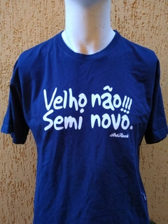 Camiseta Azul-Marinho 'Velho Não, Semi Novo!' - Tamanho M na internet
