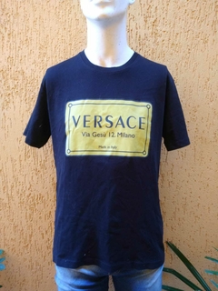 Camiseta Preta com Estampa Versace - Tamanho G - comprar online