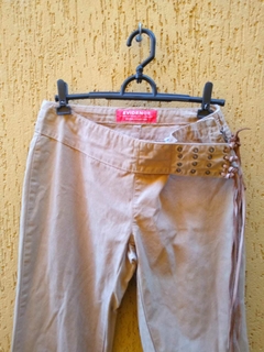 Calça Bege Cintura Alta com Cinto de Tachinhas - Tamanho 40 - loja online