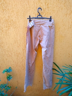 Calça Bege Cintura Alta com Cinto de Tachinhas - Tamanho 40
