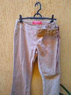 Calça Bege Cintura Alta com Cinto de Tachinhas - Tamanho 40 - Tio Apu Store