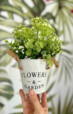 Maceta con eucaliptos y flores