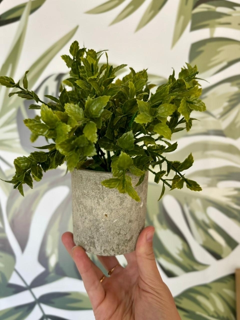 Maceta con planta artificial