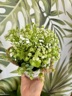 Maceta con eucaliptos y flores - PuntoP Home y Deco