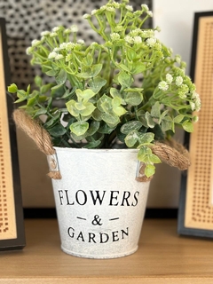 Maceta con eucaliptos y flores en internet
