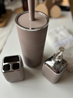 Vaso, dispenser y cepillo para baño en internet