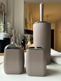 Vaso, dispenser y cepillo para baño