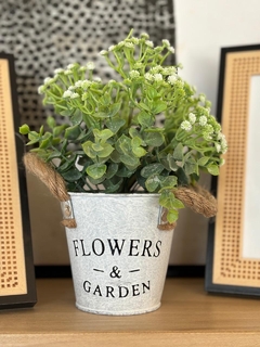 Maceta con eucaliptos y flores - comprar online