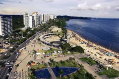"Descubra a beleza deslumbrante da Ponta Negra, o cartão-postal mais icônico de Manaus! Encante-se com a vista panorâmica do majestoso Rio Negro, onde suas águas profundas encontram o céu infinito, criando um cenário de tirar o fôlego. Contemple a grandio