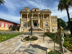 O palácio do Rio negro, antiga sede do governo , hoje em dia o prédio possui exposições permanentes e temporárias , biblioteca e salões que mostram todo o charme dos tempos áureos em Manaus