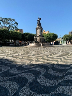  Venha se encantar com a Praça São Sebastião, o coração cultural de Manaus! Localizada ao lado do majestoso Teatro Amazonas, essa praça histórica é um convite ao charme da Amazônia. Com seu icônico calçamento em pedras portuguesas que simboliza o encontro