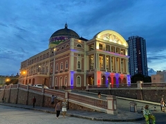 "O Teatro Amazonas em Manaus é um verdadeiro tesouro da cultura mundial, um mistério envolto em história e grandiosidade. Construído no auge do ciclo da borracha, no final do século XIX, ele simboliza a riqueza e o esplendor de uma época marcada por trans