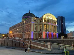 "O Teatro Amazonas em Manaus é um verdadeiro tesouro da cultura mundial, um mistério envolto em história e grandiosidade. Construído no auge do ciclo da borracha, no final do século XIX, ele simboliza a riqueza e o esplendor de uma época marcada por trans