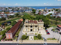 Palácio da Justiça: Cultura e História no Centro de Manaus
O Palácio da Justiça é uma das joias históricas de Manaus que você não pode deixar de visitar. Com sua arquitetura imponente e interiores luxuosos, o edifício remete à época de ouro da economia da