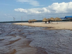 Iranduba oferece um equilíbrio único entre a paz das águas doces e a rica cultura ribeirinha. É o local perfeito para quem busca relaxamento, paisagens instagramáveis e experiências gastronômicas autênticas, como saborear peixes regionais à beira-rio.