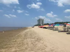 "A Praia de Ponta Negra é um dos pontos turísticos mais icônicos de Manaus, localizada às margens do Rio Negro, a cerca de 13 km do centro da cidade. Com sua faixa de areia dourada e vista deslumbrante para as águas escuras do rio, é um destino ideal para