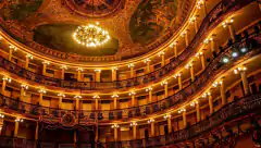 O Salão do Teatro Amazonas: Arte e História em Cada Detalhe
O salão interno do Teatro Amazonas é um verdadeiro monumento ao apogeu da cultura e riqueza amazônica no início do século XX. Ornado com lustres importados da Europa, cortinas de veludo vermelho 