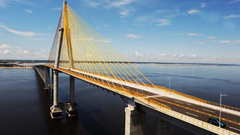 A icônica Ponte Rio Negro, inaugurada em 2011, é um dos maiores marcos arquitetônicos da Amazônia e conecta Manaus ao município de Iranduba. Com seus impressionantes 3,6 km de extensão, ela atravessa o majestoso Rio Negro, oferecendo vistas deslumbrantes 