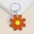 Llavero de aleación Kawaii con lindo diseño de margarita para hombres, accesorio para bolsos, mochilas y llaveros para el Día del Rey