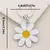 Llavero de aleación Kawaii con lindo diseño de margarita para hombres, accesorio para bolsos, mochilas y llaveros para el Día del Rey - tienda oline pastor shop